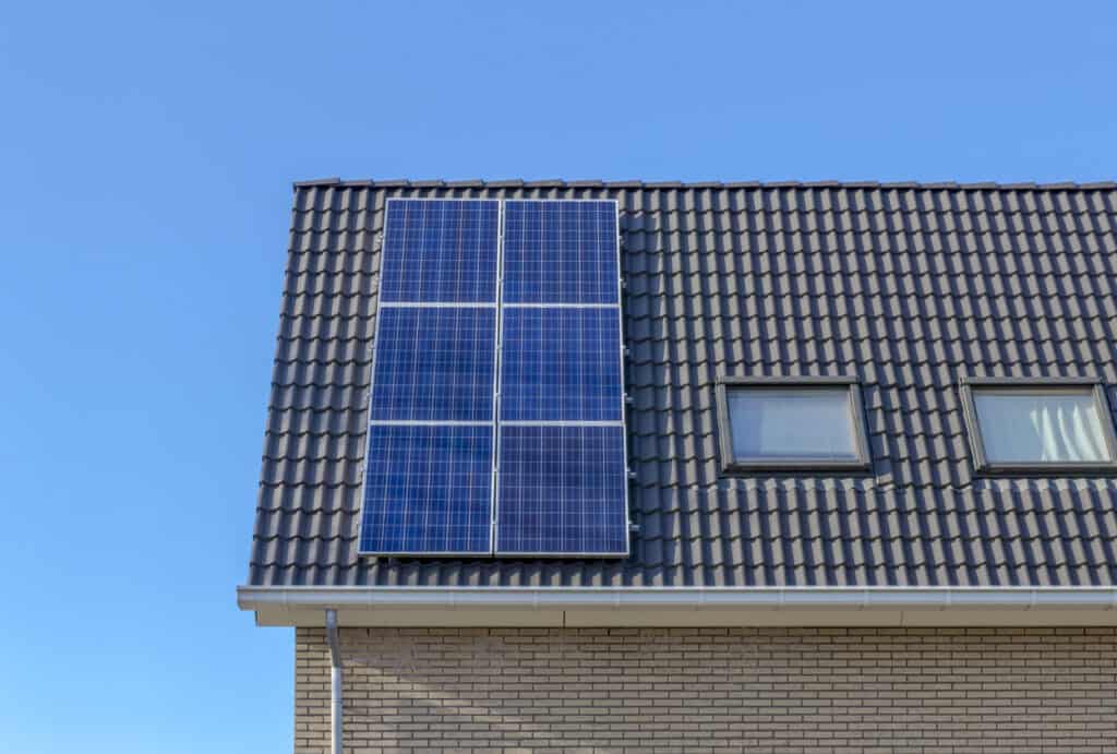 Hellend dak met zonnepanelen